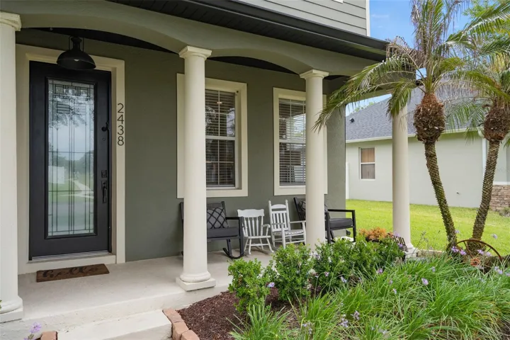 nice covered porch entry