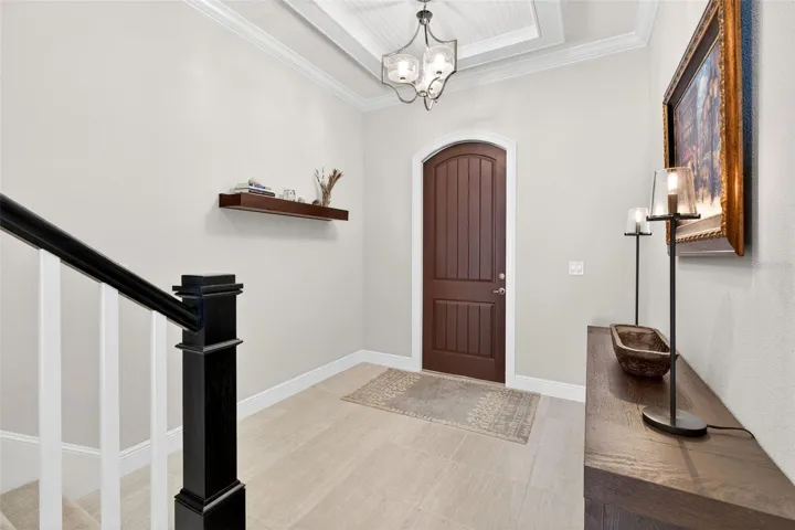 Entry way with accent work around lighting