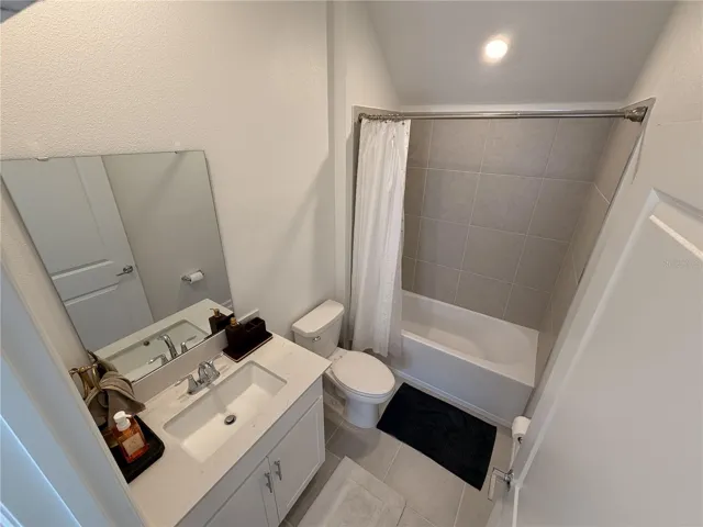 1o floor Full Bathroom