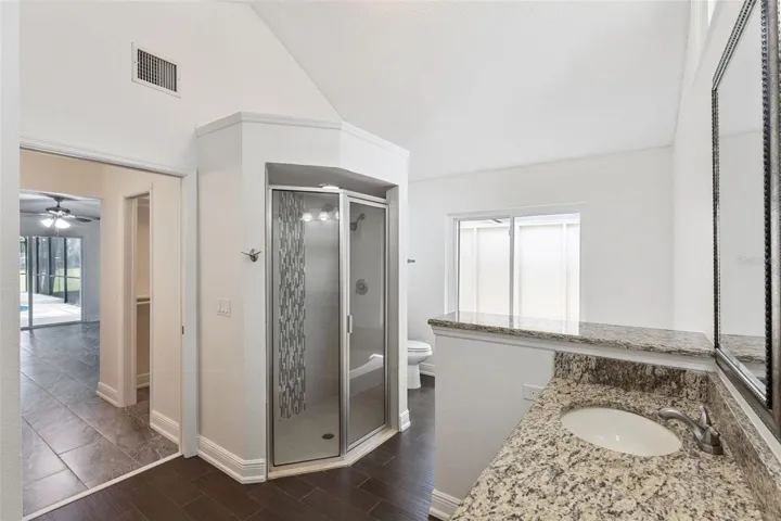 Spacious primary en-suite bath