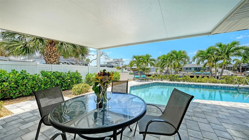 Covered dining on the lanai.