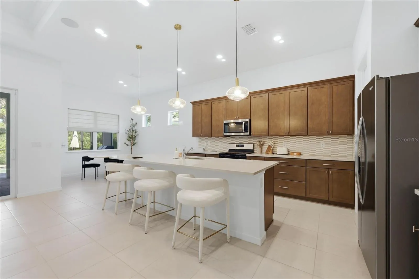 Kitchen and breakfast bar