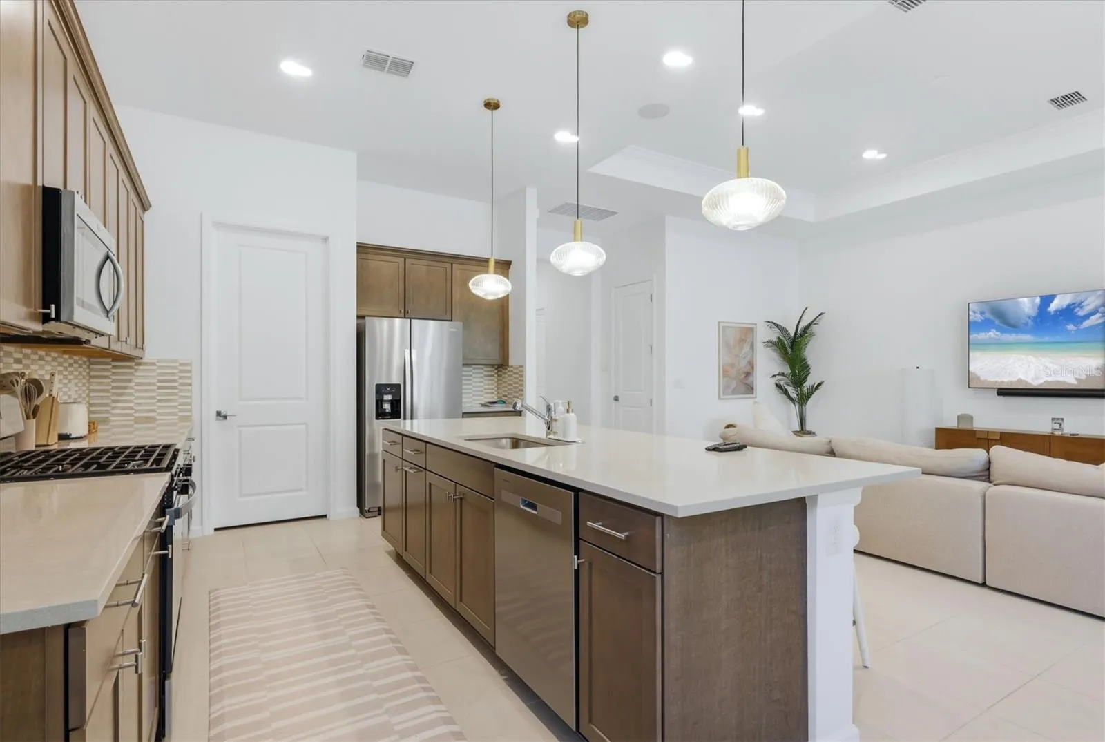 Kitchen and breakfast bar