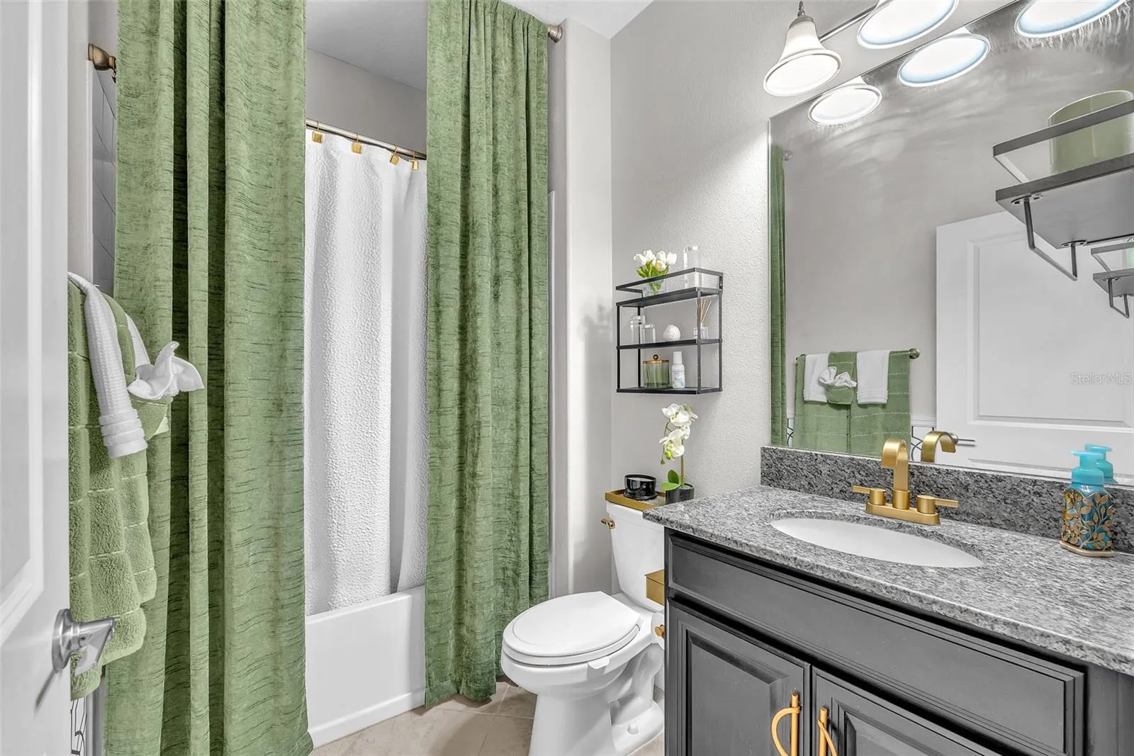 Bathroom 3 (1st Floor)
