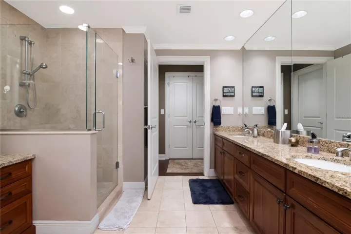 Primary en suite bathroom