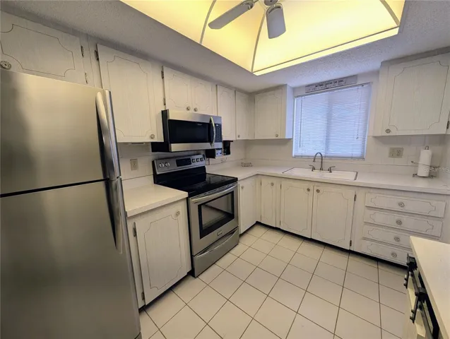 Spacious kitchen, lots of countertop space
