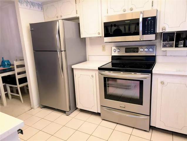 Kitchen space w/easy transition to dining area