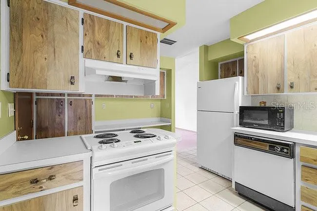 Kitchen with breakfast bar