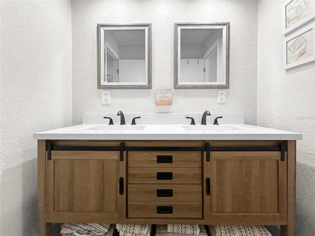 Hall bathroom - lots of storage