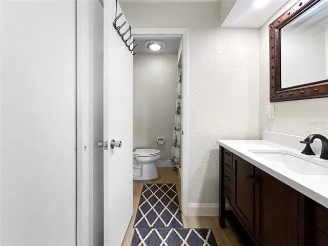Primary en suite full bathroom