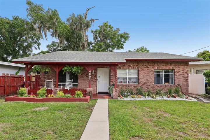 Perfectly positioned in the heart of Conway, this BEAUTIFULLY UPDATED 3-bedroom, 1.5-bath home combines timeless charm, thoughtful upgrades, and a FANTASTIC LOCATION just minutes from downtown Orlando.