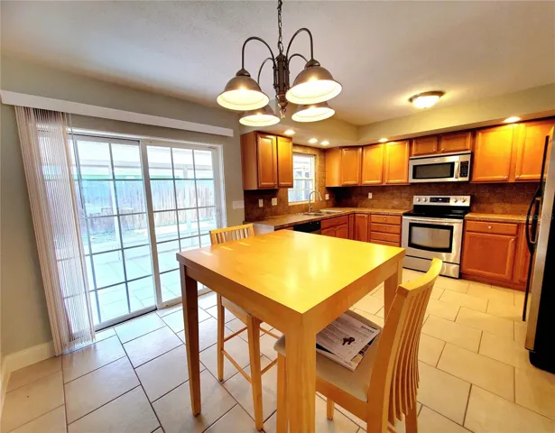 EAT-IN KITCHEN