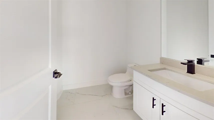 1/2 bath with access from exterior patio and pool