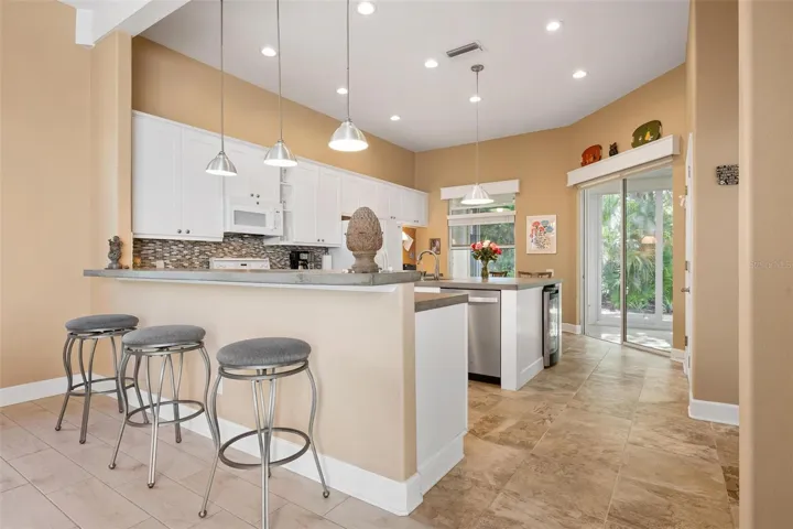 Breakfast bar, kitchen