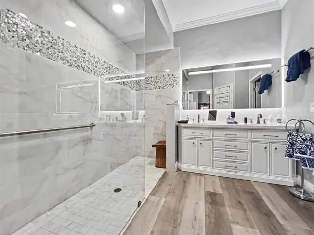 Primary bathroom (first floor)
