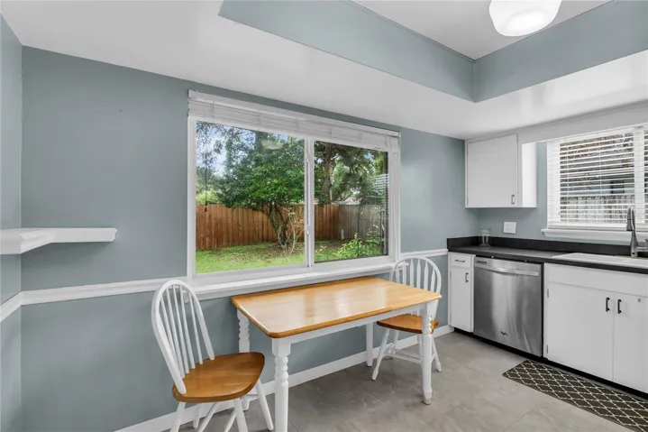 Kitchen Eat-in Area