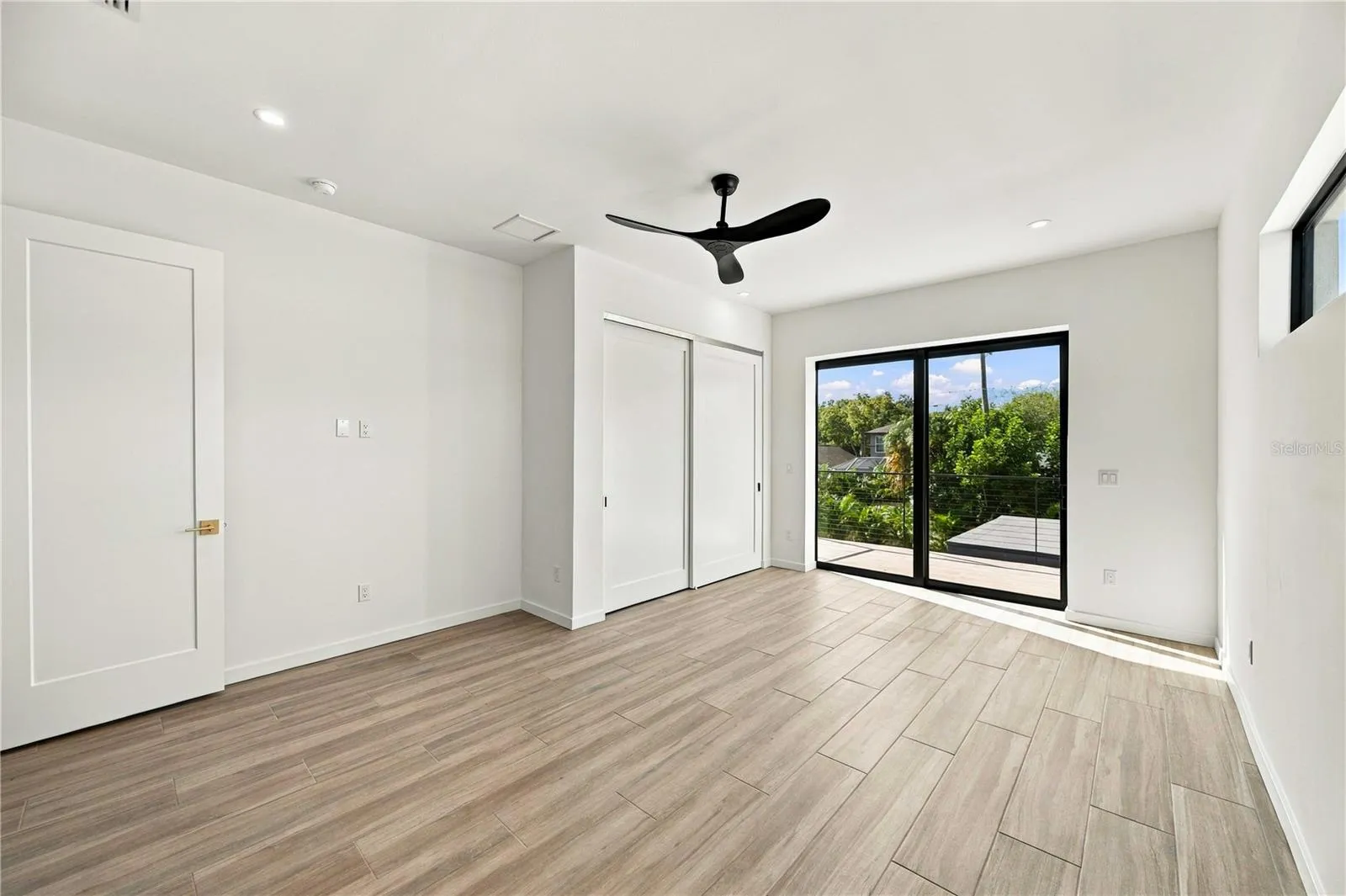 Upstair w/ 5th bedroom & bath Upstairs 5th bedroom & bath w/ balcony overlooking pool