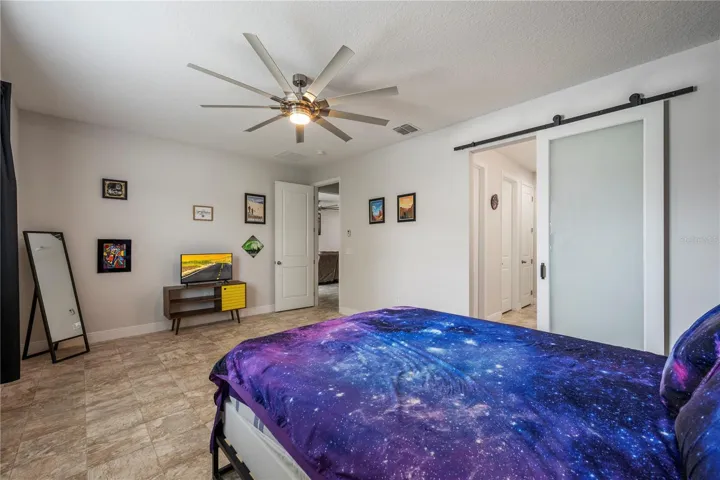 Spacious primary room