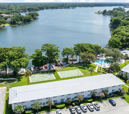 The Exclusive Hawthorne Building right on Lake Maitland