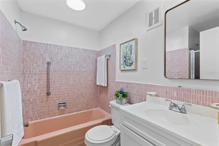 Meticulously maintained original bathroom!!