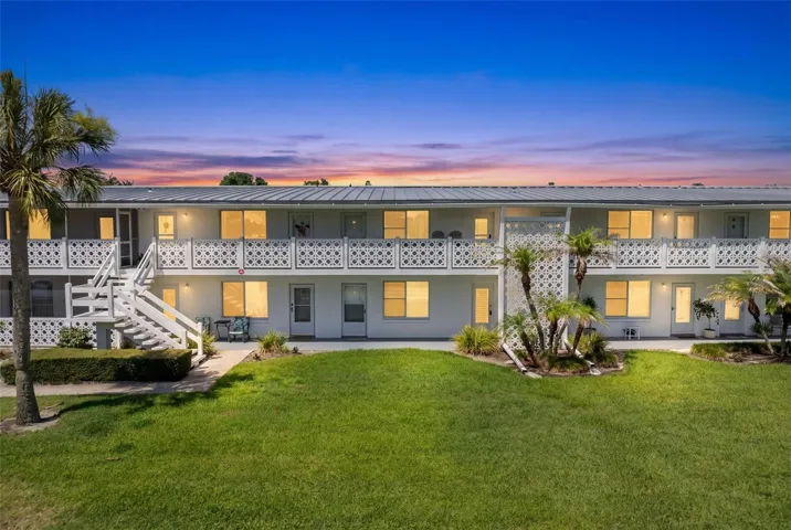 Straight walk to Lake Maitland right from your front door!