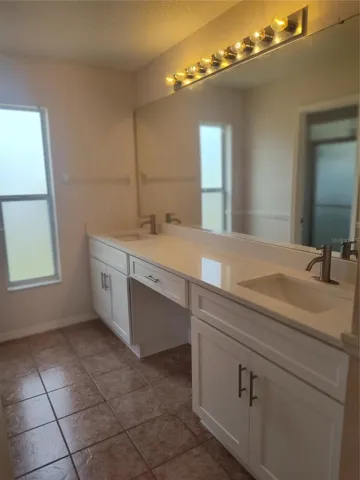 MASTER BATHROOM W DUAL SINKS