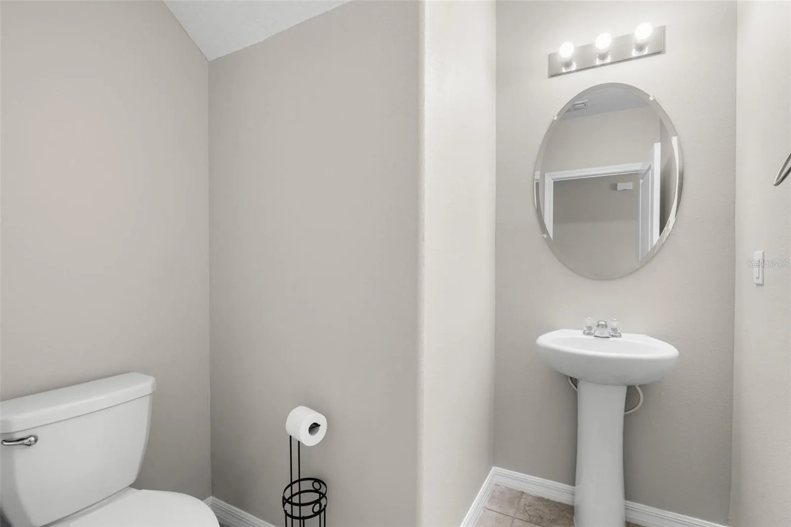 downstairs 1/2 bath