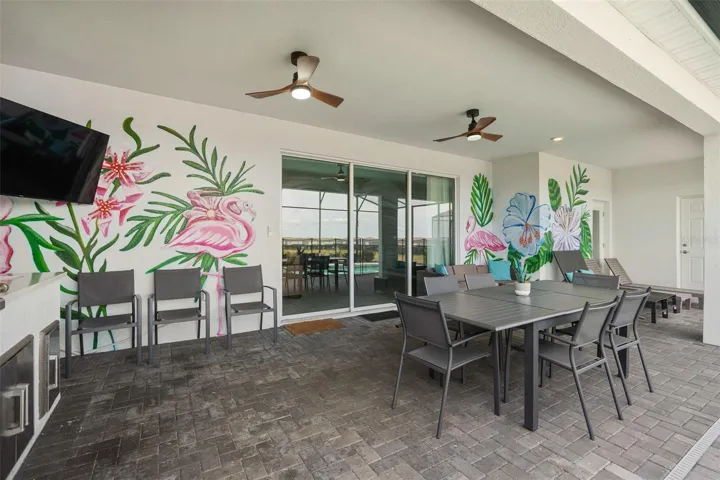 outdoor screened in lanai overlooking