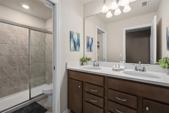 Bathroom 6 shared by bedroom 6 and bedroom 7
