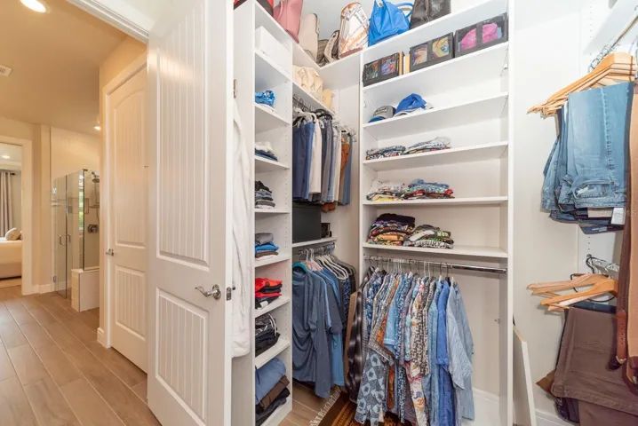 WALK-IN CLOSET
