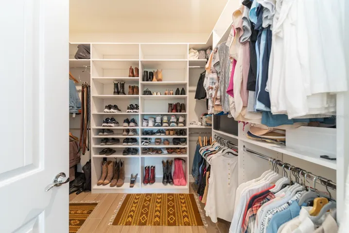 WALK-IN CLOSET