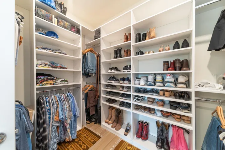 WALK-IN CLOSET
