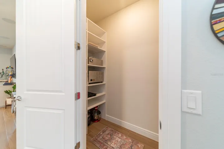 LINEN CLOSET (WALK-IN)