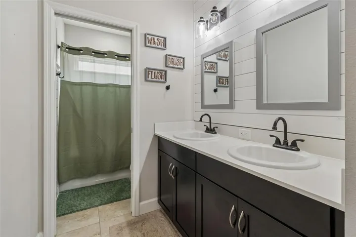 Full bathroom 2nd Floor