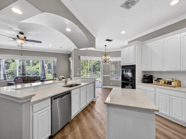 KITCHEN/ISLAND