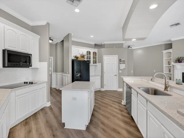 KITCHEN/ISLAND