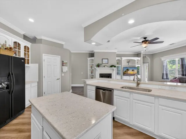 KITCHEN/ISLAND