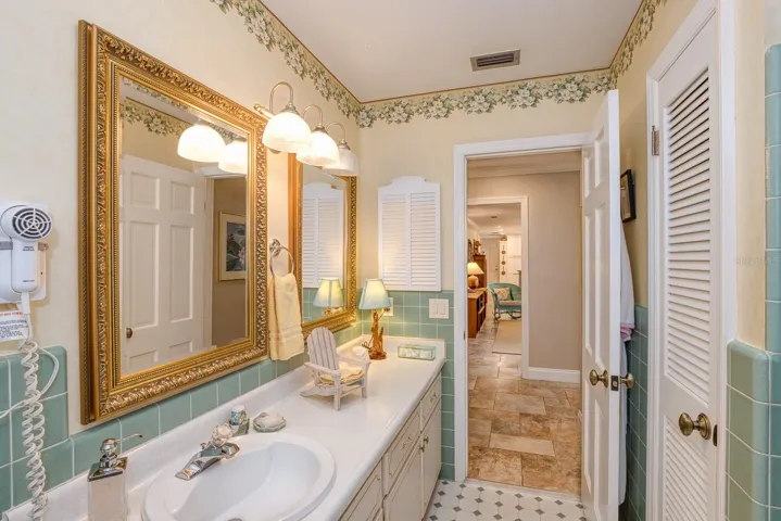 Hall Bath 2