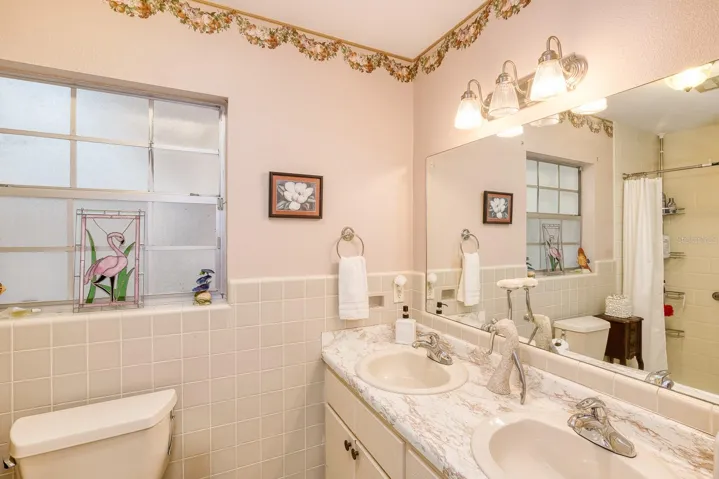 Ensuite Bath to Rear Bedroom
