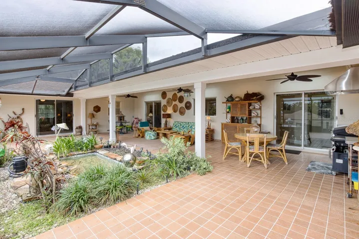 Covered lanai and screened in area