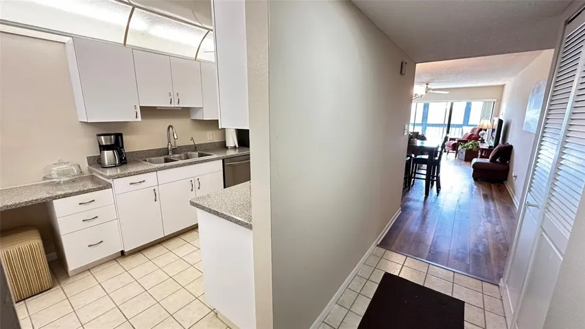Foyer to Kitchen Entrance