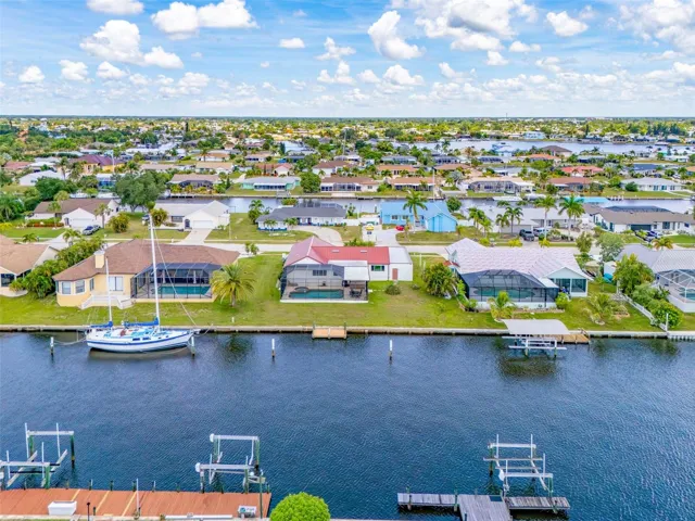 Wide Canal Frontage & Waterfront Location.