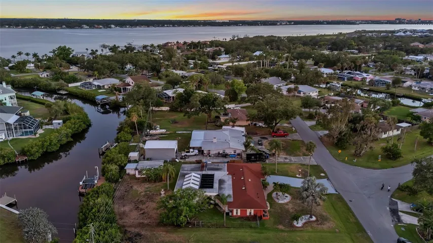 Direct access to Manatee River!