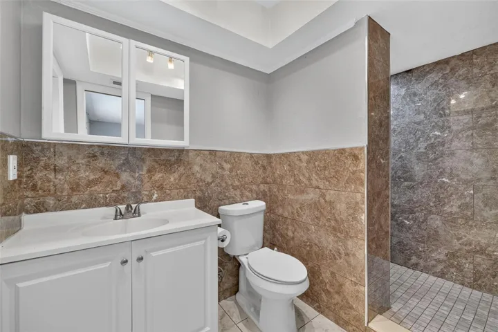 Primary en suite bath