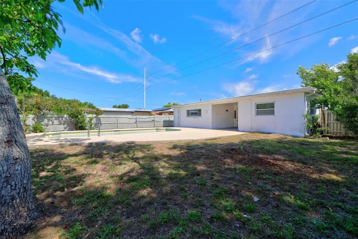 Large expansive backyard!