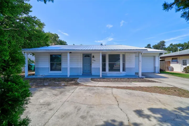 Adorable pool home in the heart of Seminole, Florida !