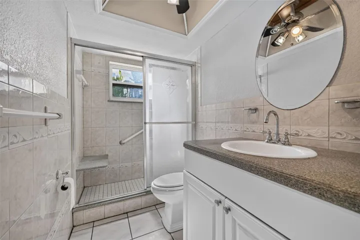 2nd bath between to 2nd and 3rd bedrooms