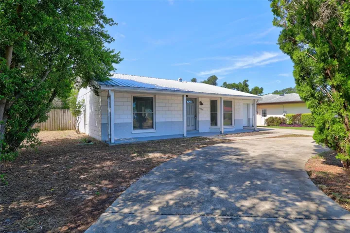 Great circular driveway for parking and easy flow in our busy lifestyles !
