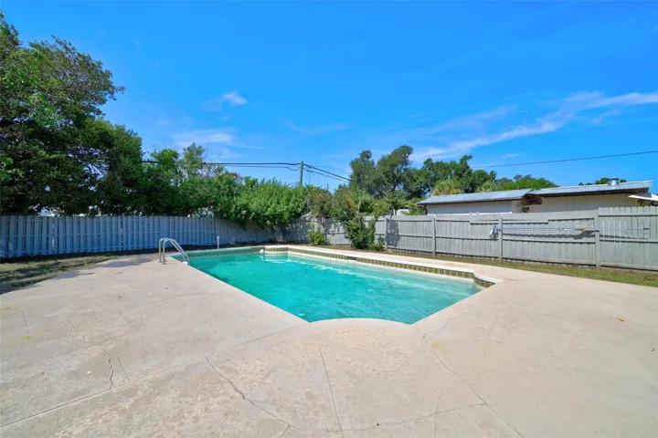 What an inviting pool!  Lets swim!