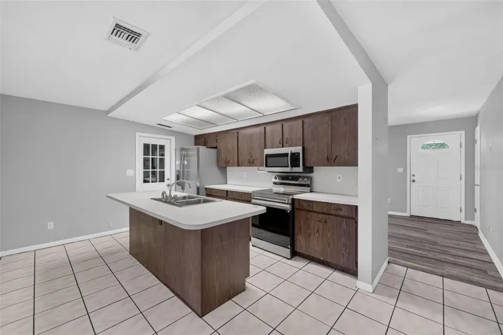Central Kitchen - close to the front door and the pool !
